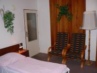 7/ Pokoj 1 - křesla u vchodu