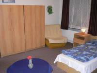 10/ Pokoj  2 - skříně