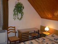 13/ Pokoj 3 - stolek