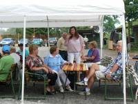 Návštěvníci a harmonikářka Lucie